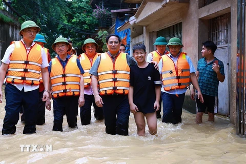 Thủ tướng Phạm Minh Chính đến kiểm tra, thăm hỏi động viên nhân dân xã Vân Hà, huyện Việt Yên, tỉnh Bắc Giang. (Ảnh: Dương Giang/TTXVN)