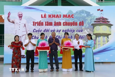 Đại biểu cắt băng Triển lãm ảnh 'Cuộc đời và sự nghiệp Chủ tịch Hồ Chí Minh' trên địa bàn huyện Tuy Phong, tỉnh Bình Thuận. (Ảnh: Nguyễn Thanh/TTXVN)