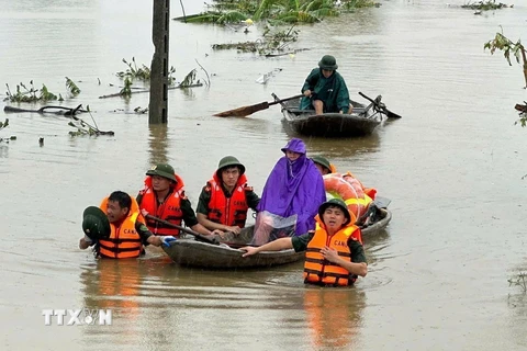 Việc di dời người dân đến nơi an toàn ưu tiên người yếu thế (người già, phụ nữ có thai, trẻ em…). (Ảnh: TTXVN phát)