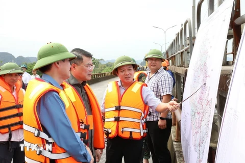 Đại diện lãnh đạo tỉnh Ninh Bình báo cáo với đoàn công tác về tình hình phòng, chống mưa lũ trên địa bàn. (Ảnh: Đức Phương/TTXVN)