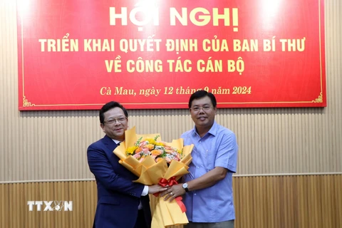 Bí thư Tỉnh ủy, Chủ tịch Hội đồng Nhân dân tỉnh Cà Mau Nguyễn Tiến Hải tặng hoa chúc mừng ông Nguyễn Đức Hiển vừa được Ban Bí thư quyết định điều động, giữ chức Phó Bí thư Tỉnh ủy Cà Mau, nhiệm kỳ 2020-2025. (Ảnh: Kim Há/TTXVN)