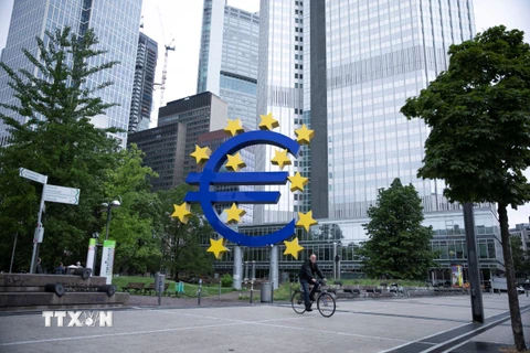 Biểu tượng đồng euro tại Frankfurt, Đức. (Ảnh: THX/TTXVN)