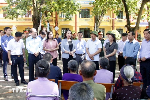 Phó Chủ tịch nước Võ Thị Ánh Xuân hỏi thăm đời sống người dân xã Vũ Xá, huyện Lục Nam, tỉnh Bắc Giang, nơi từng bị cô lập do bão lụt. (Ảnh: Đồng Thúy/TTXVN)