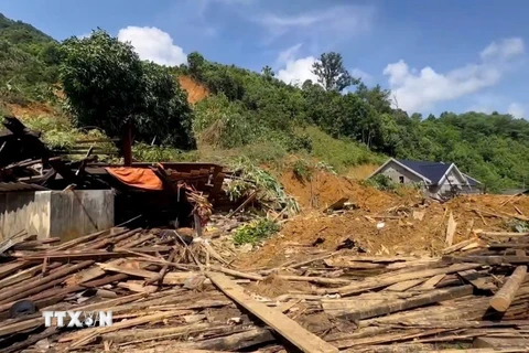 Vụ sạt lở đất làm đổ sập hoàn toàn ngôi nhà của ông Hoàng Nguyên Lâm, tại bản Tát, xã Châu Quế Hạ, huyện Văn Yên, tỉnh Yên Bái. (Ảnh: TTXVN phát)