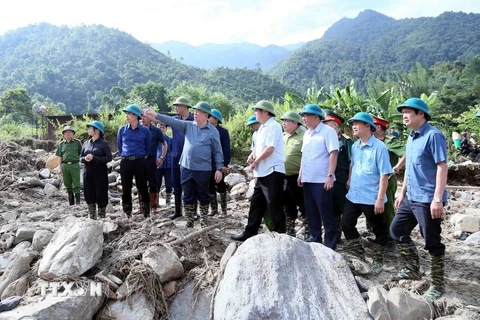 Ủy viên Bộ Chính trị, Bí thư Trung ương Ðảng, Trưởng Ban Tuyên giáo Trung ương Nguyễn Trọng Nghĩa và Đoàn công tác kiểm tra tình hình thiệt hại do cơn bão số 3 gây ra tại xã Ngọc Chiến, huyện Mường La, tỉnh Sơn La. (Ảnh: Quang Quyết/TTXVN)