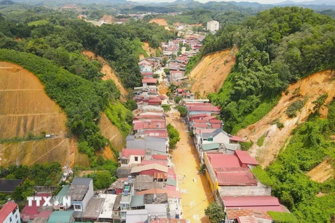 Vụ sạt lở tại tuyến đường Điện Biên, phường Yên Ninh khiến giao thông bị chia cắt, hàng trăm ngôi nhà phải di dời khẩn cấp. (Ảnh: Tuấn Anh/TTXVN)