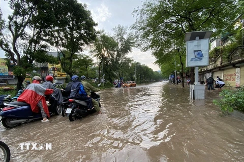 Ngập cục bộ trên phố Huỳnh Thúc Kháng, quận Đống Đa, Hà Nội. (Ảnh: Vũ Sinh/TTXVN)