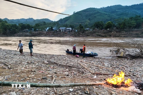 Các nhà hảo tâm di chuyển bằng xuồng đến trao hỗ trợ cho người dân bản Cuông 2. Ảnh: Phùng Nam Sương/TTXVN)