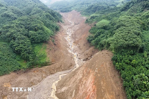 Vết tích của trận lũ ống, lũ quét kéo dài từ đỉnh núi Voi xuống nơi hàng trăm con người Làng Nủ đang sinh sống bình yên, sáng 10/9. (Ảnh: Hoàng Hiếu/TTXVN)