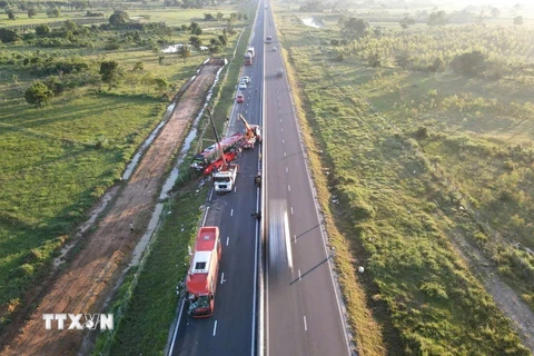 Hiện trường vụ tai nạn nghiêm trọng trên Cao tốc Vĩnh Hảo-Phan Thiết. (Ảnh: TTXVN phát)