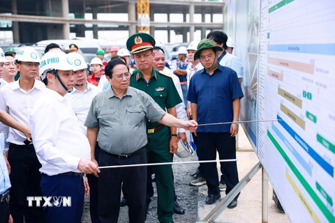 Thủ tướng Phạm Minh Chính kiểm tra tiến độ thi công dự án Cảng Hàng không Quốc tế Long Thành. (Ảnh: Dương Giang/TTXVN)