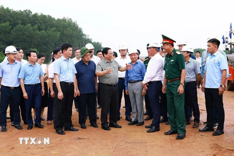 Thủ tướng Phạm Minh Chính kiểm tra tiến độ thi công Cao tốc Biên Hòa-Vũng Tàu giai đoạn 1. (Ảnh: Dương Giang/TTXVN)