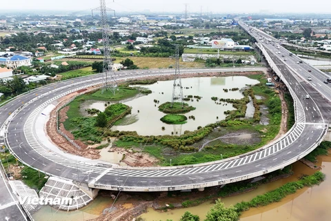 Một nhánh lên xuống Cao tốc Bến Lức-Long Thành giao với Thành phố Hồ Chí Minh-Trung Lương. (Ảnh: Hồng Đạt/Vietnam+)