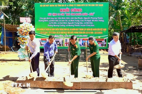 Đại diện lãnh đạo Bộ Chỉ huy Quân sự tỉnh, Ủy ban Nhân dân huyện Châu Đức, đơn vị tài trợ thực hiện nghi lễ khởi công. (Ảnh: TTXVN phát)