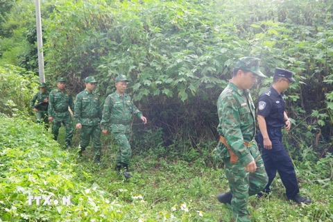 Bộ đội Biên phòng Lai Châu (Việt Nam) tuần tra liên hợp chấp pháp biên giới tháng 9 với Chi đội Quản lý Biên giới Hồng Hà, Trạm kiểm tra Biên phòng xuất, nhập cảnh Kim Thủy Hà (Trung Quốc). (Ảnh: TTXVN phát)