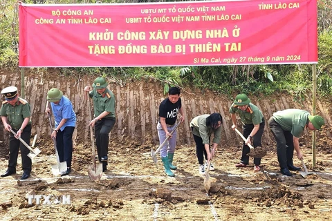 Các đại biểu khởi công xây dựng nhà ở cho hộ dân bị ảnh hưởng nặng nề sau bão. (Ảnh: TTXVN phát)