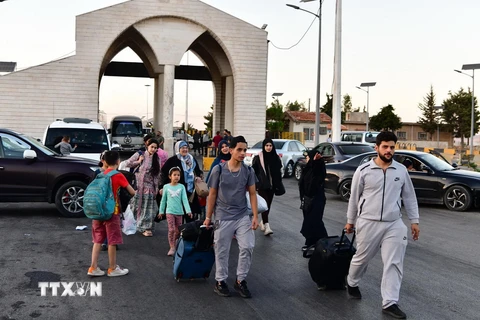 Người dân sơ tán khỏi Liban di chuyển qua cửa khẩu biên giới Jdeidat Yabous với Syria. (Nguồn: THX/TTXVN)