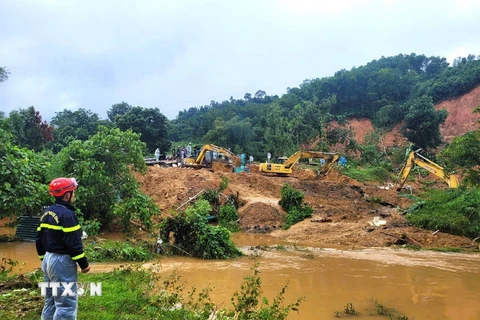 Cán bộ, chiến sỹ Công an tỉnh Hà Giang và các lực lượng chức năng nỗ lực tìm kiếm nạn nhân mất tích trong vụ sạt lở nghiêm trọng ở Hà Giang. (Ảnh: TTXVN phát)