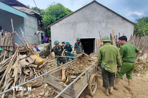 Lực lượng quân đội, công an được huy động giúp nhân dân xã Lượng Minh, huyện Tương Dương khắc phục hậu quả lũ quét. (Ảnh: TTXVN phát)