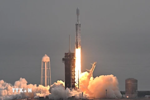 Tên lửa đẩy Falcon Heavy của Công ty SpaceX mang theo tàu vũ trụ Psyche rời bệ phóng tại Trung tâm Vũ trụ Kennedy ở bang Florida (Mỹ), ngày 13/10/2023. (Ảnh: AFP/TTXVN)