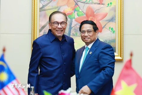 Thủ tướng Phạm Minh Chính gặp Thủ tướng Malaysia Anwar Ibrahim. (Ảnh: Dương Giang/TTXVN)