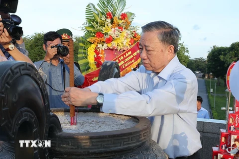 Tổng Bí thư, Chủ tịch nước Tô Lâm dâng hương tại Khu Di tích Đặc biệt Thành cổ Quảng Trị. (Ảnh: Lâm Khánh/TTXVN)