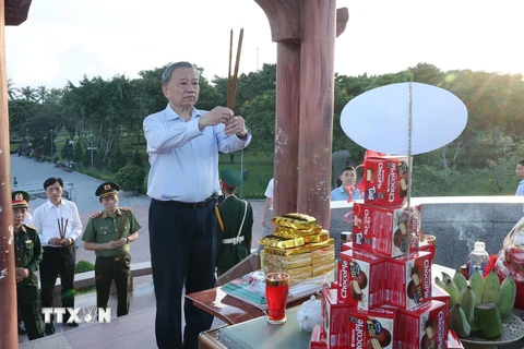 Tổng Bí thư, Chủ tịch nước Tô Lâm dâng hương tại Khu Di tích Đặc biệt Thành cổ Quảng Trị. (Ảnh: Lâm Khánh/TTXVN)