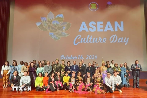 Đại sứ và Phu nhân các nước ASEAN chụp ảnh cùng các khách mời tại sự kiện. (Ảnh: Kiều Trang/TTXVN)