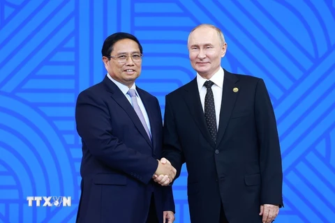 Tổng thống Liên bang Nga Vladimir Putin, Chủ tịch Nhóm BRICS năm 2024 đón Thủ tướng Phạm Minh Chính. (Ảnh: Dương Giang/TTXVN)