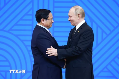 Tổng thống Liên bang Nga Vladimir Putin, Chủ tịch Nhóm BRICS năm 2024 đón Thủ tướng Phạm Minh Chính. (Ảnh: Dương Giang/TTXVN)