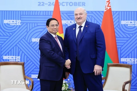 Thủ tướng Phạm Minh Chính gặp Tổng thống Belarus Alexander Lukashenko. (Ảnh: Dương Giang/TTXVN)