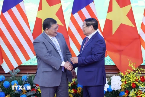 Thủ tướng Chính phủ Phạm Minh Chính với Chủ tịch Hạ viện Malaysia Tan Sri Dato’ Johari Bin Abdul. (Ảnh: Phạm Kiên/TTXVN)