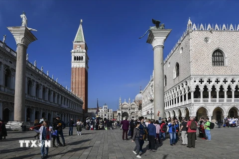 Du khách tham quan Venice, Italy. (Ảnh: AFP/TTXVN)