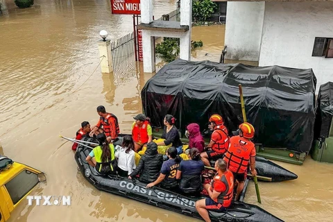 Lực lượng cứu hộ sơ tán các nạn nhân tại hiện trường ngập lụt sau bão Trami, ngày 24/10. (Ảnh: THX/TTXVN)