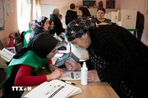 Cử tri Gruzia bỏ phiếu tổng tuyển cử ở vùng Kakheti, ngày 26/10. (Ảnh: Reuters/TTXVN)