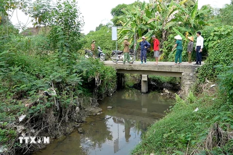 Cầu tràn qua suối Khe Cốc, xã Hoa Sơn, huyện Anh Sơn, tỉnh Nghệ An không có lan can. (Ảnh: Văn Tý/TTXVN)