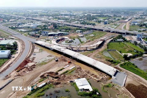 Dự án trọng điểm quốc gia đường Vành đai 3 Thành phố Hồ Chí Minh đoạn qua tỉnh Long An đang được triển khai xây dựng với tiến độ khá tốt. (Ảnh: Bùi Giang/TTXVN)