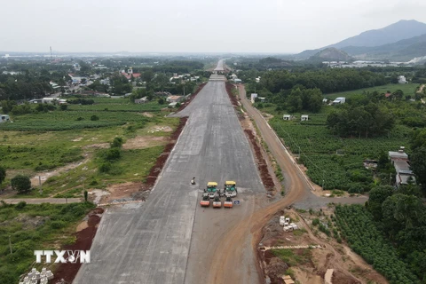 Thi công Dự án thành phần 3 Cao tốc Biên Hòa-Vũng Tàu giai đoạn 1 đoạn qua tỉnh Bà Rịa-Vũng Tàu. (Ảnh: Huỳnh Sơn/TTXVN)