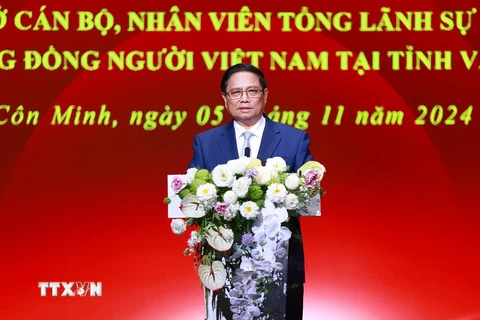 Thủ tướng Phạm Minh Chính phát biểu tại buổi gặp cán bộ, nhân viên Tổng lãnh sự quán và cộng đồng người Việt Nam tại tỉnh Vân Nam. (Ảnh: Dương Giang/TTXVN)