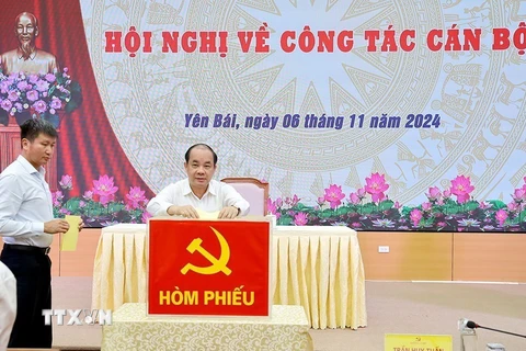 Các đại biểu bỏ phiếu bầu Bí thư Tỉnh ủy Yên Bái nhiệm kỳ 2020-2025. (Ảnh: TTXVN phát)