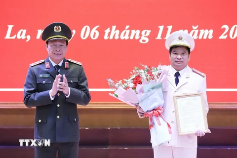 Trung tướng Lê Quốc Hùng, Ủy viên Trung ương Đảng, Thứ trưởng Bộ Công an trao Quyết định của Bộ trưởng Bộ Công an điều động Đại tá Đặng Trọng Cường giữ chức vụ Giám đốc Công an tỉnh Sơn La. (Ảnh: TTXVN phát)