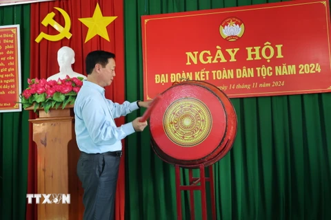 Phó Thủ tướng Trần Hồng Hà đánh trống khai mạc Ngày hội Đại đoàn kết tại khu phố 3, phường Phước Nguyên, thành phố Bà Rịa, tỉnh Bà Rịa-Vũng Tàu. (Ảnh: Hoàng Nhị/TTXVN)