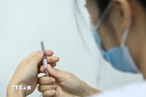 Chuẩn bị tiêm vaccine phòng cúm. (Ảnh: Minh Quyết/TTXVN)