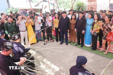 Phó Chủ tịch Quốc hội Nguyễn Đức Hải xem người dân thi đan giỏ tại ngày hội. (Ảnh: Vũ Hoàng Giang/TTXVN)