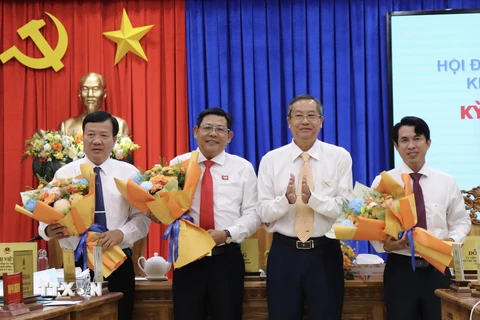 Ông Ngô Công Thức (thứ 2, trái) được bầu làm Phó Chủ tịch UBND tỉnh An Giang nhiệm kỳ 2021-2026. (Ảnh: Thanh Sang/TTXVN)