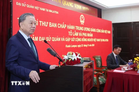 Tổng Bí thư Tô Lâm nói chuyện với cán bộ, nhân viên Đại sứ quán và cộng đồng người Việt Nam tại Malaysia. (Ảnh: Thống Nhất/TTXVN)