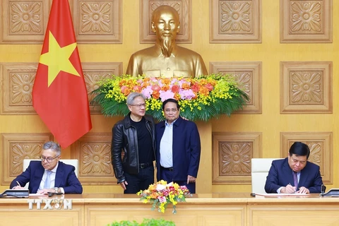 Thủ tướng Phạm Minh Chính và ông Jensen Huang, Chủ tịch, Tổng Giám đốc Tập đoàn NVIDIA (Hoa Kỳ) chứng kiến Lễ ký Thỏa thuận hợp tác giữa Chính phủ Việt Nam và Tập đoàn NVIDIA về nghiên cứu và phát triển trí tuệ nhân tạo. (Ảnh: Dương Giang/TTXVN)