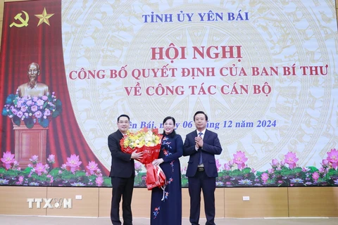 Lãnh đạo Ban Tổ chức Trung ương chúc mừng tân Phó Bí thư Tỉnh ủy Yên Bái Nguyễn Tuấn Anh. (Ảnh: Đinh Thùy/TTXVN)