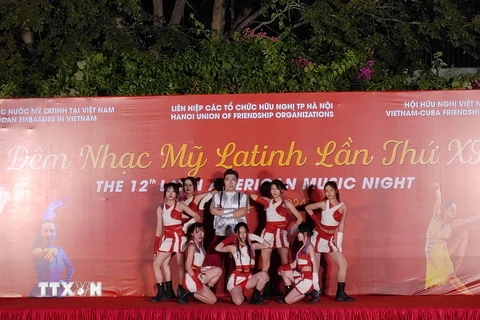 Tiết mục Mashup “Hey Hola” của Chi hội hữu nghị Việt Nam-Cuba Tập đoàn Giáo dục Havico. (Ảnh: Nguyễn Cúc/TTXVN)