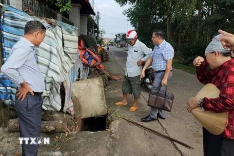 Đoàn kiểm tra phát hiện một lò bún nhỏ đang hoạt động có nước thải thoát ra ngoài. (Ảnh: Đậu Tất Thành/TTXVN)